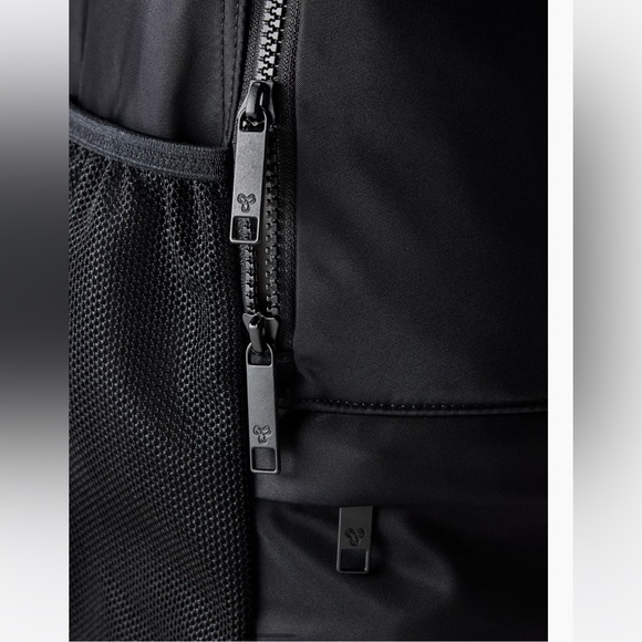 Aritzia TnAction HANDSTAND BACKPACK Backpack with laptop sleeve - Picture 5 of 5